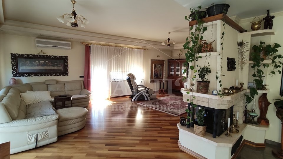 Gajnice, kuća na 4 etaže, 580m2, 2000m2 okućnice