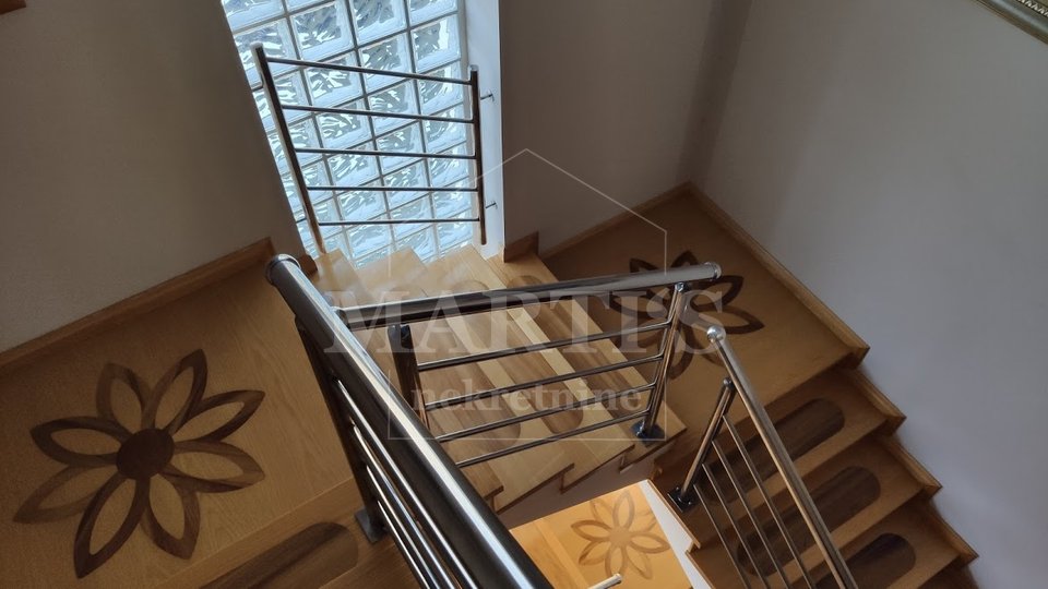 Gajnice, kuća na 4 etaže, 580m2, 2000m2 okućnice