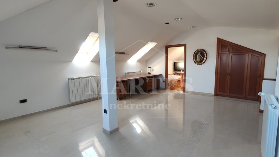 Gajnice, kuća na 4 etaže, 580m2, 2000m2 okućnice