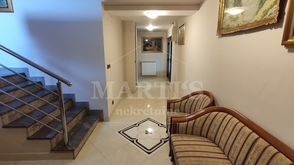 Gajnice, kuća na 4 etaže, 580m2, 2000m2 okućnice